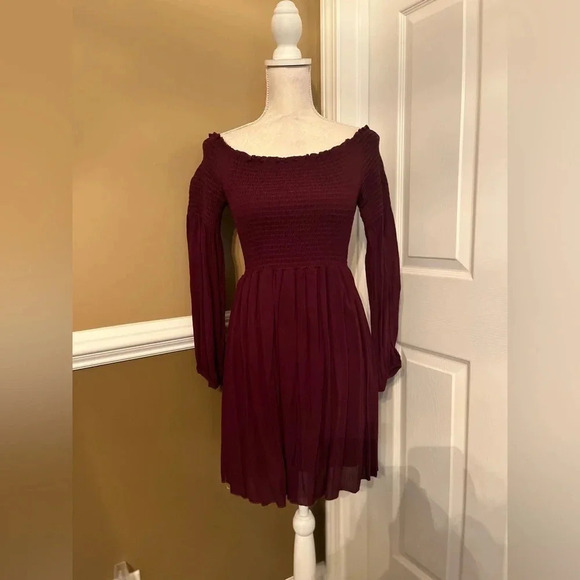 Altar'd State Maroon Red Off the shoulder Smocked Dress. Size small EUC - Picture 4 of 10
